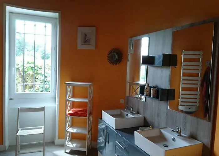 Pierre Deluen Domaine De La Grange De Quaire Bed & Breakfast 3*